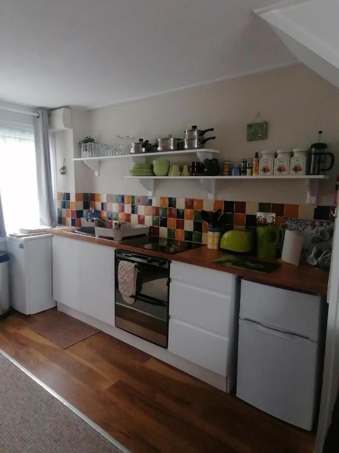 Le Chalet - 2 Bedroom Chalet House Sleeps 3 Pembroke Exterior photo